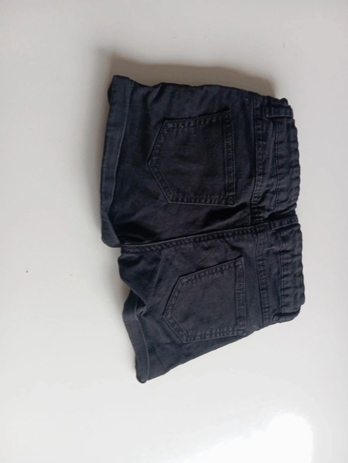 Short noir taille 10 ans parfait état - photo numéro 3