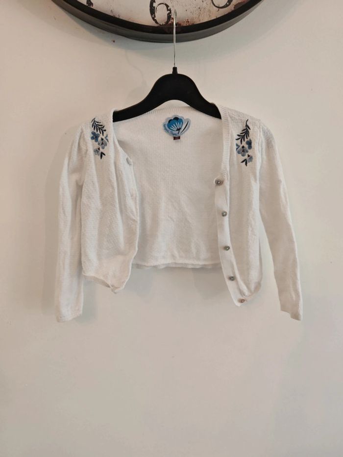 Gilet blanc et fleurs bleues 3 ans