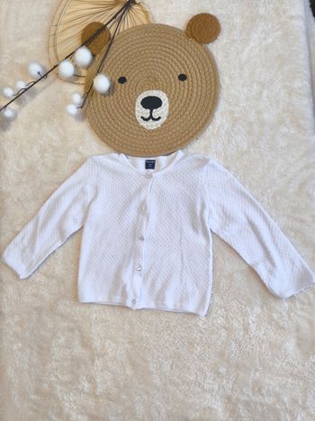 🧸 Petit Gilet Blanc Texturé - Kiabi (18 mois)