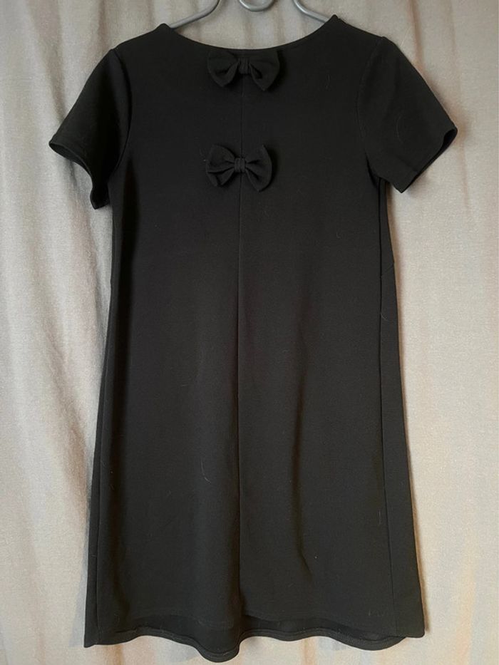 Robe noire avec noeuds dans la dos - photo numéro 2