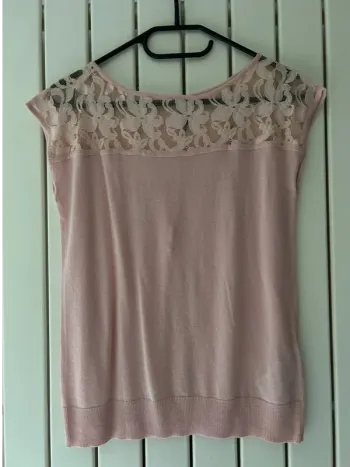 Top avec dentelle Naf Naf taille S comme neuf