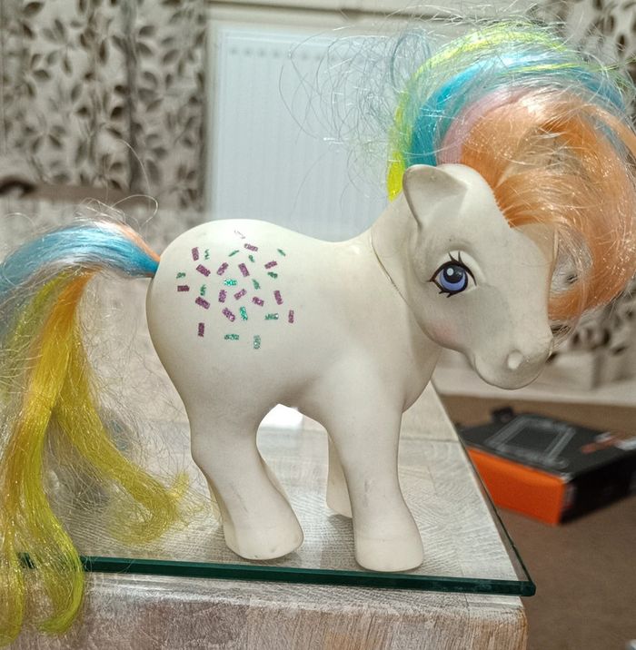 Petit poney marié avec tenue confetti - photo numéro 3