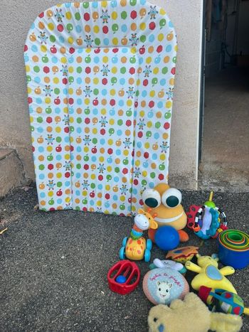 Tapis à langer + jeux d'éveil 