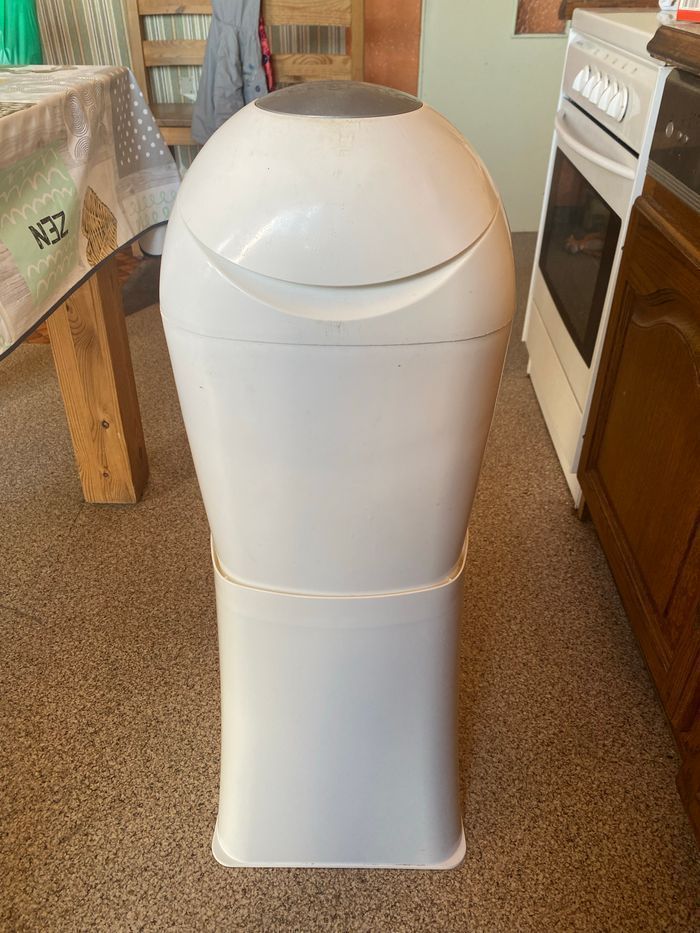 Poubelle a couche  Sangenic tommee tipee et son socle