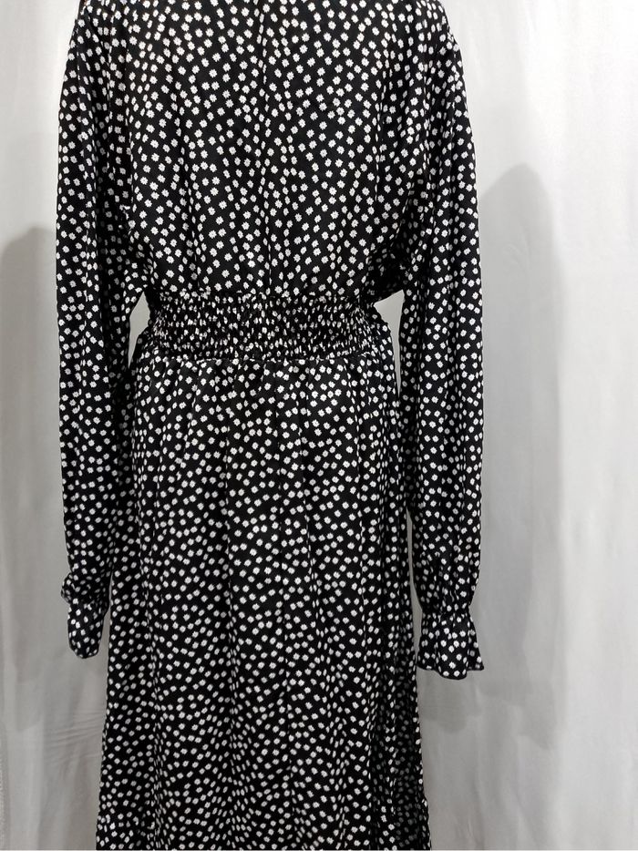 Robe maxi noire et blanche grande taille 48 col V, manches longues, élégante