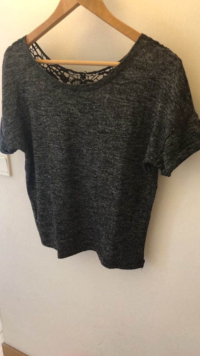 Très joli petit t shirt decoleté dentelle noire dans le dos taille unique gris Chine - photo numéro 2