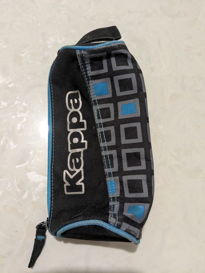 Trousse Kappa noire et bleue.
