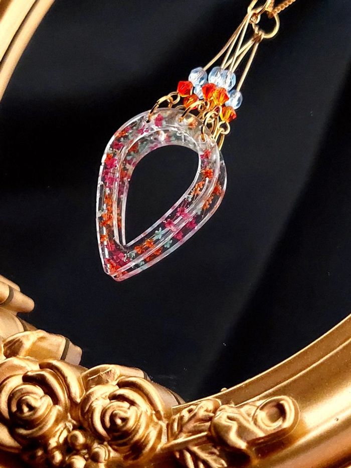 Magnifique collier pendentif en résine avec chaîne dorée - photo numéro 2