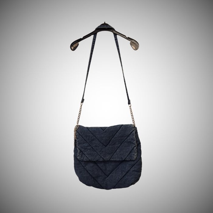 Sac Bandoulière Calliope – Jean Délavé Matelassé Noir/Gris – Chaîne Dorée – Charms Paris – 35 x 15 x 30 cm – Bon État