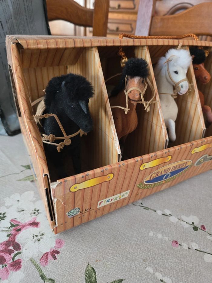 Coffret vintage Grand Derby – Écurie + 4 chevaux + accessoires – Années 80 - photo numéro 6