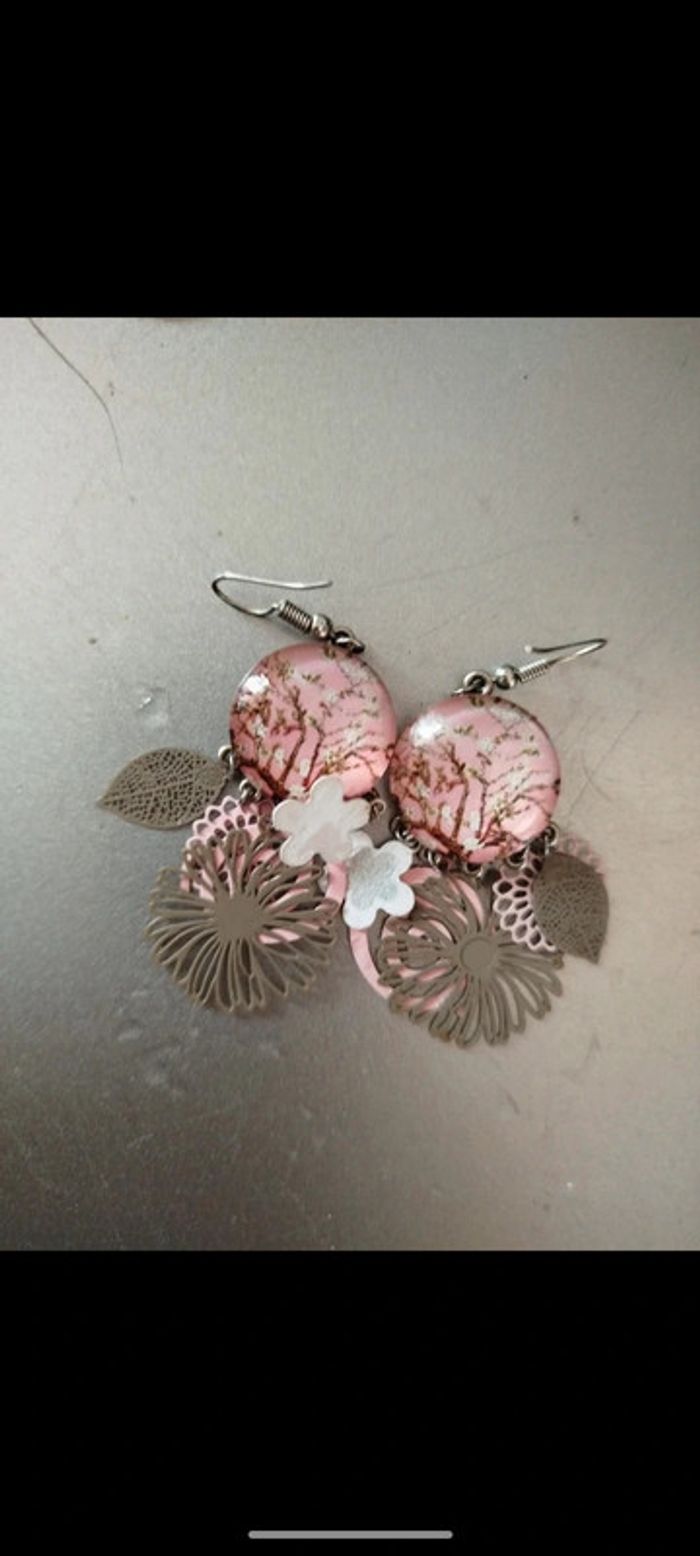 Boucles d'oreilles cabochon fleurie rose et taupe