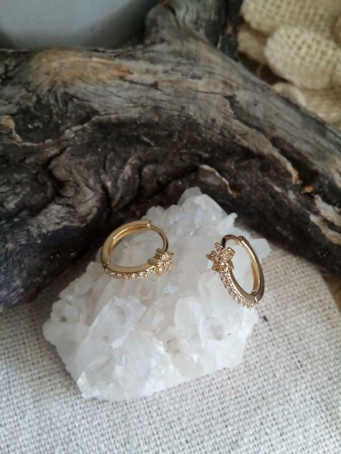 Petites créoles fleurs zircons