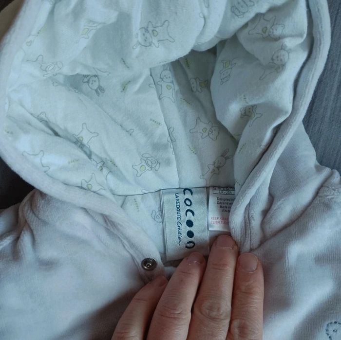 Nid d ange combinaison toute douce 0-3 mois en très bon état. Avec trou pour Cosi 😊 - photo numéro 4