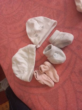 Lot bonnet chaussons naissance