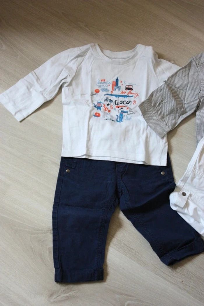 Pantalon bleu marine et t-shirt manches longues blanc