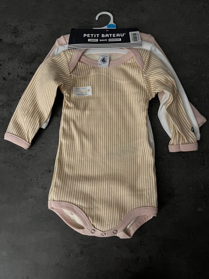 Lot de 3 bodies petit bateau fille (6 mois).