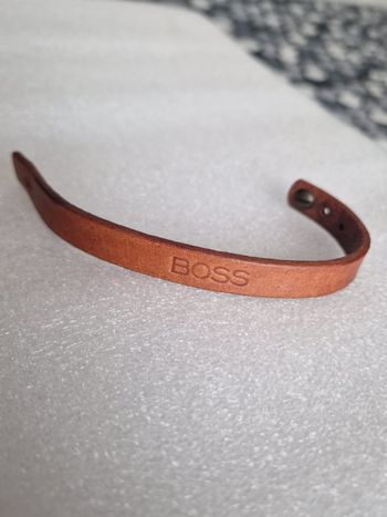 🪶 Bracelet en cuir marron BOSS – 19 cm