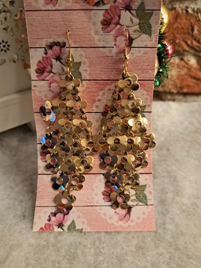 Boucles d'oreilles pendante doré petite fleurs - photo numéro 3