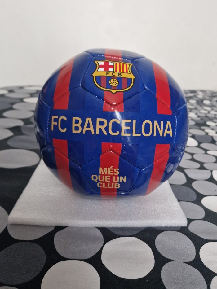 ⚽ Ballon officiel FC Barcelona – “Més que un club” 💙❤️ - photo numéro 4