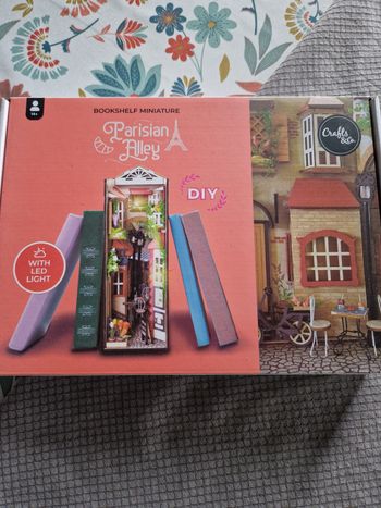 Bookshelf miniature