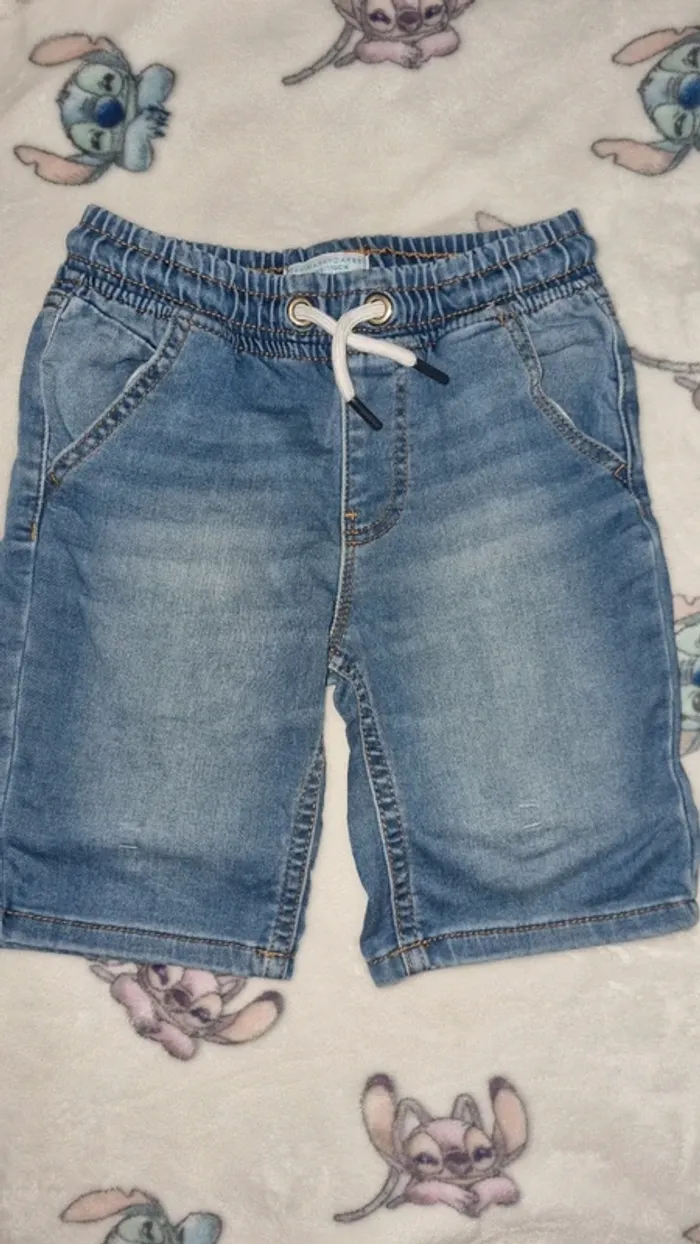 Short en jean 5/6 ans en très bon état