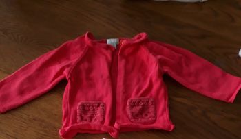 Vêtements fille 12 mois - 1 gilet rouge