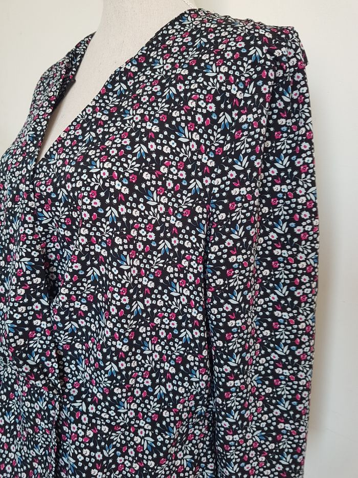 Blouse noire à fleurs multicolores façon cache cœur. Kiabi. T44, 50cm aux aisselles, cm de haut. - photo numéro 2