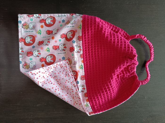 Bavoir motif Hello Kitty  avec élastique idéal cantine école maternelle - photo numéro 2
