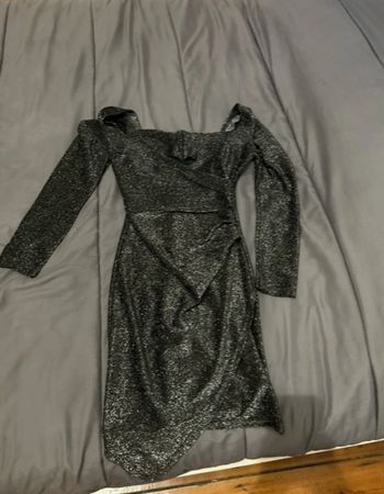 Robe noire, pailletée,