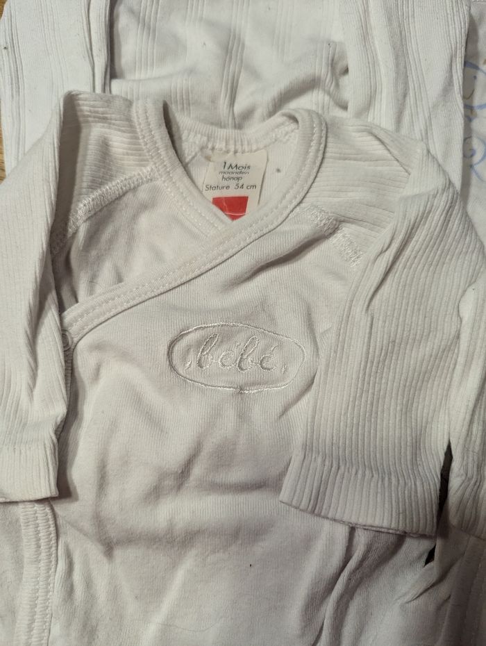 Lot de 4 bodies croisés 1 mois - photo numéro 3