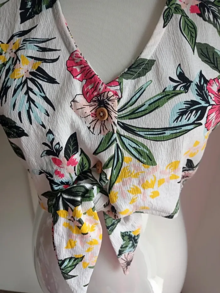 Magnifique top court kaki coloré été imprimé fantaisie avec noeud et boutons T.M Jennyfer - photo numéro 2