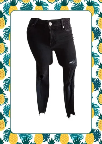 Jean noir effiloché et trous