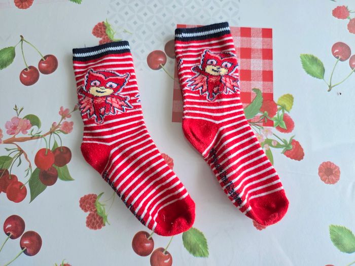 CHAUSSETTES PYJAMASQUES ROUGE RAYÉ TAILLE 27/30 - photo numéro 2