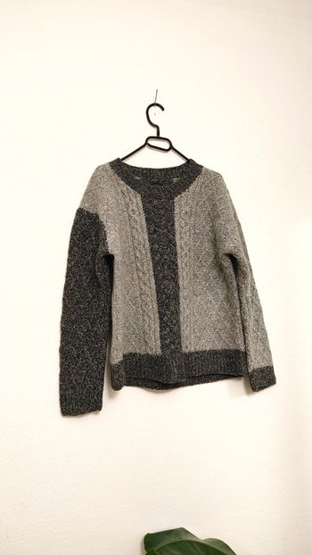 Gros pull hiver en laine torsadée tricoté main bicolore gris foncé et gris clair col rond