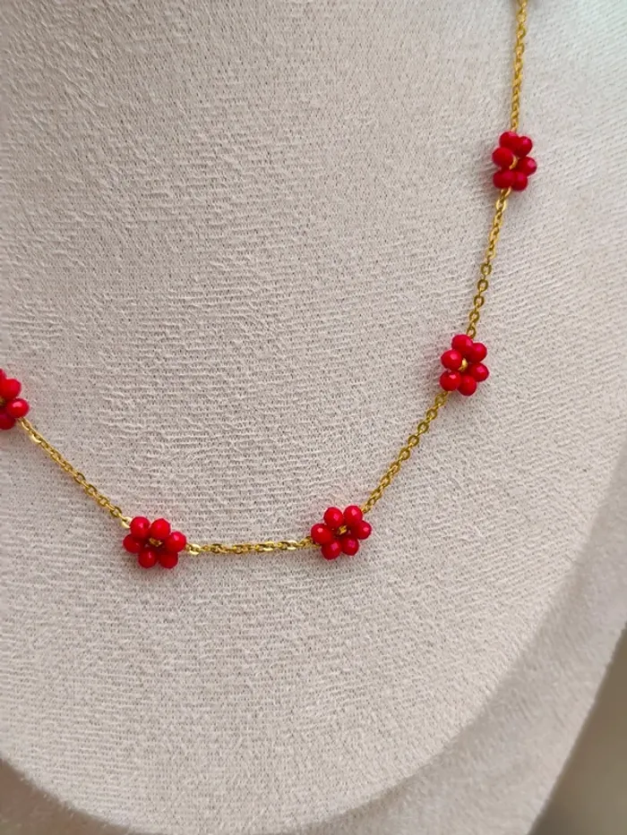 Collier doré avec fleurs marguerites rouges foncées - photo numéro 7