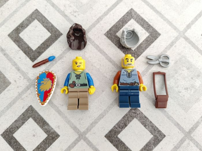 2 figurines Tisserand de tapisserie et Forgeuse de boucliers du set Lego 10332 Place du Village Médiéval - photo numéro 5