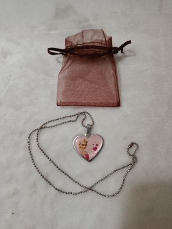 A saisir : collier " reine des neiges " ( Bien lire merci)