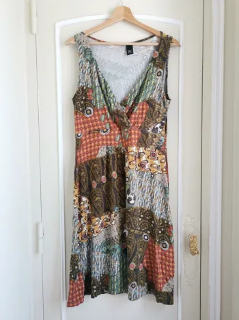 Robe lègere à motifs col en V taille 40