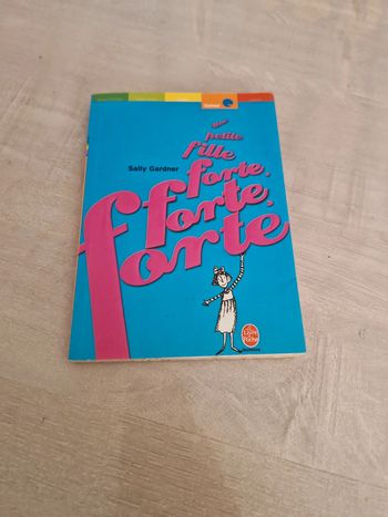 Une petite fille forte, forte, forte