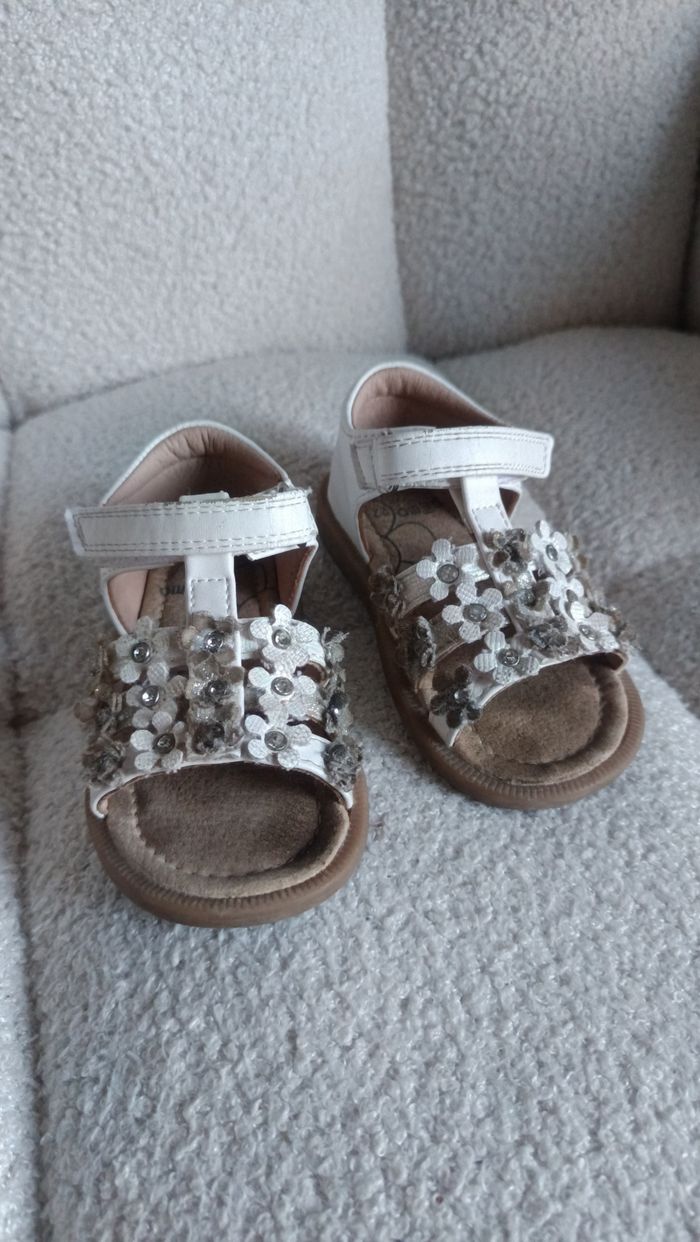 Sandales fille blanche fleurs taille 22 Gemo - photo numéro 2