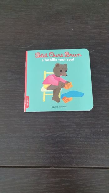 Petit Ours Brun s'habille tout seul