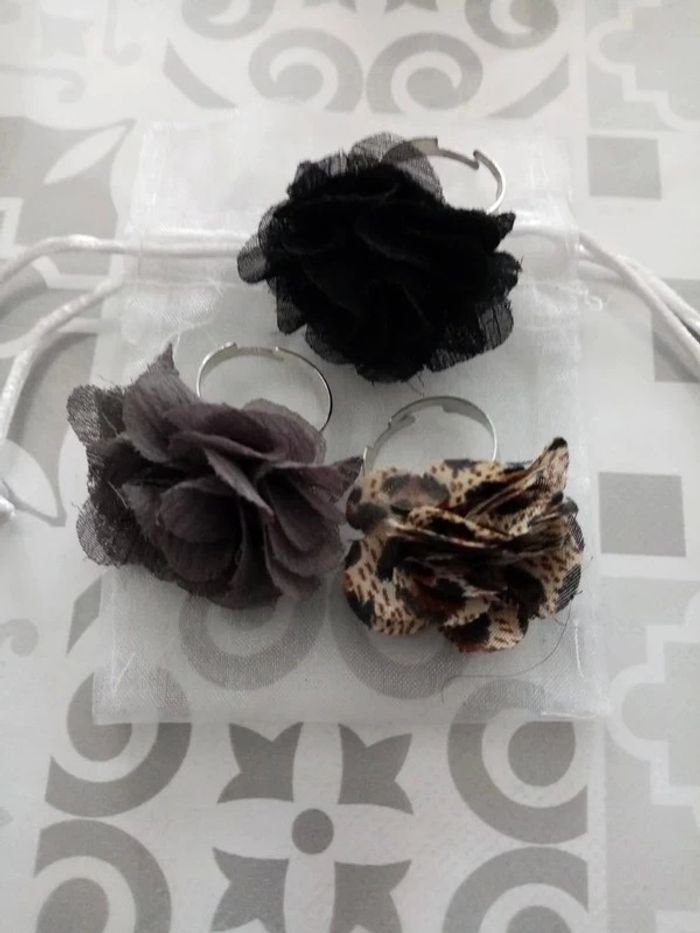 Quatre bagues fleurs en  tissus