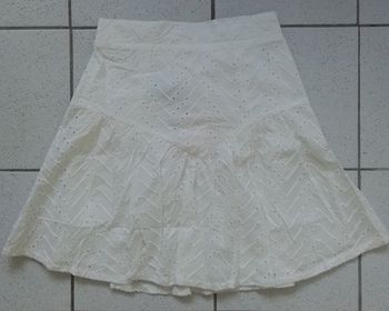 Minijupe écrue doublée. Taille 36. Neuve