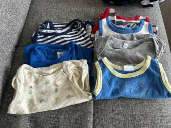 Lot 7 bodys sans manches 12 mois