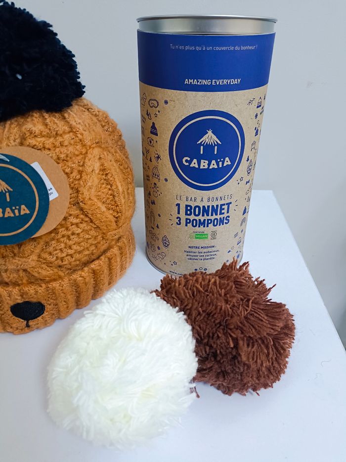 Bonnet enfant cabaïa de 1 à 4 ans couleur camel 
1 bonnet 3 pompons 
neuf avec étiquette envoi rapide - photo numéro 3