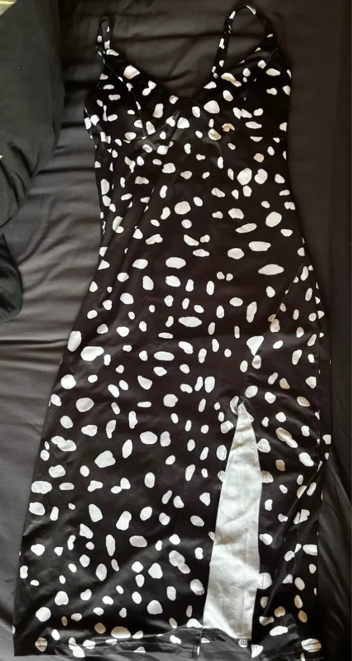 robe noire à pois