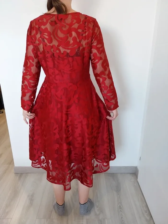 Robe rouge type dentelle - photo numéro 3