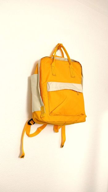 Sac à dos en nylon tissu solide jaune et beige en très bon état