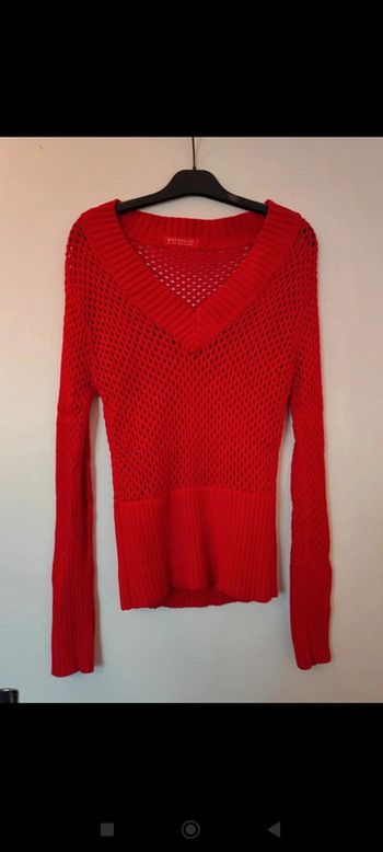 Pull rouge ajouré col V taille M/L