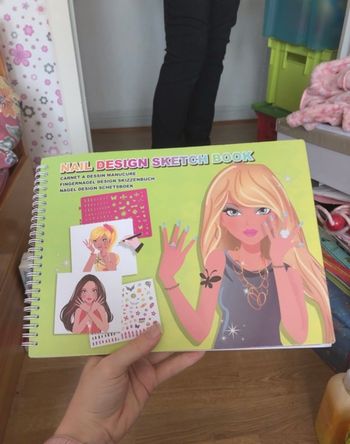 Lot de deux carnets à dessins manucure et designer couturier.